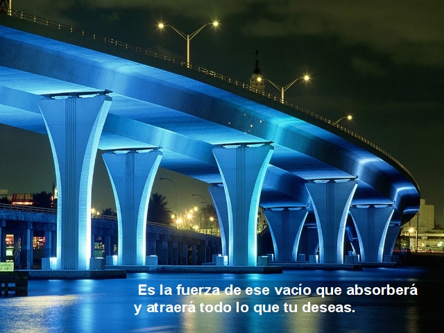 Puente iluminado de azul