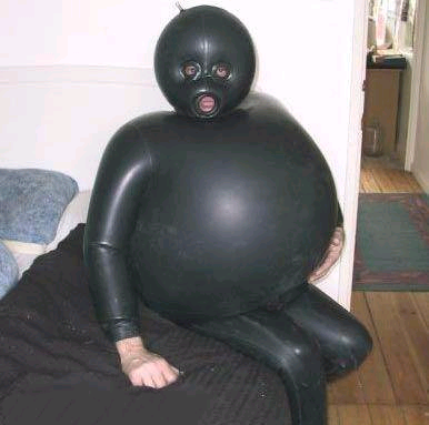 Persona con disfraz de buzo de goma negra hinchado de aire