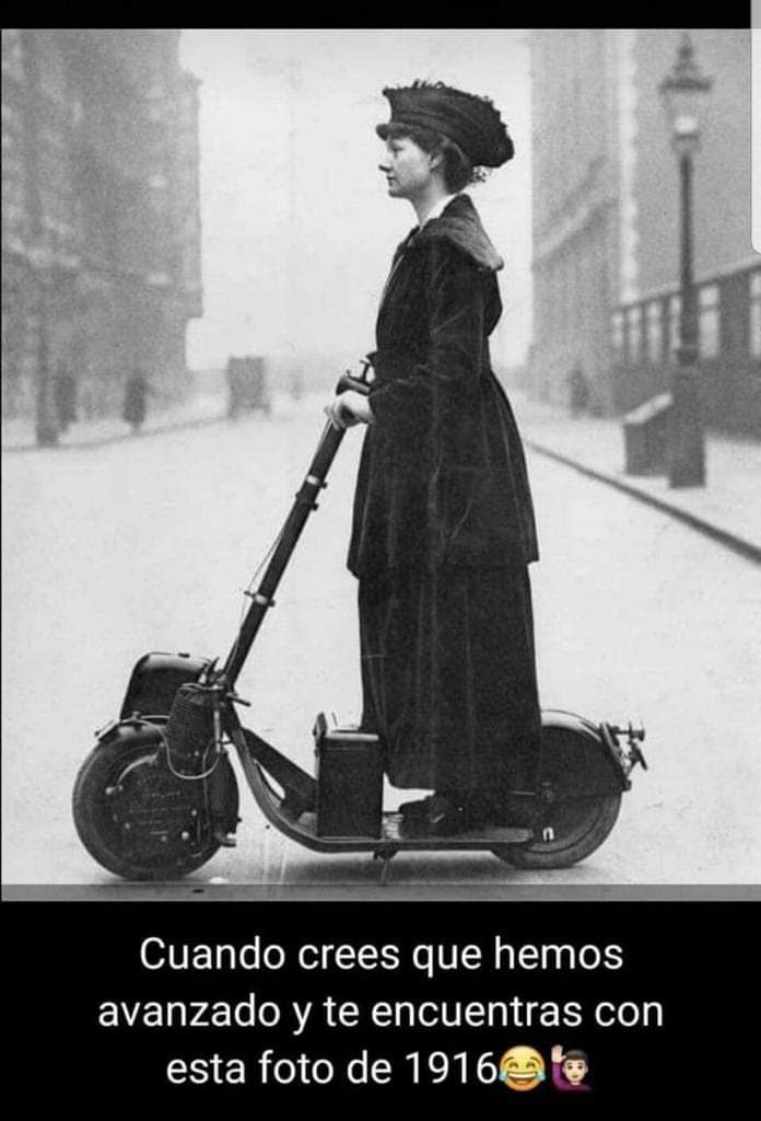 Mujer montada en un patinete eléctrico antiguo