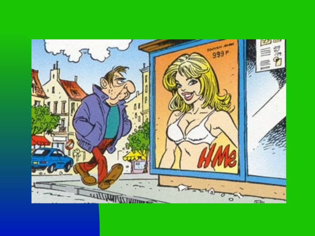 Hombre delante de un cartel publicitario que muestra a una mujer